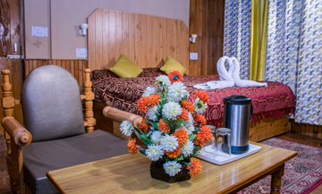 Can you find safe couple friendly hotels in Manali?